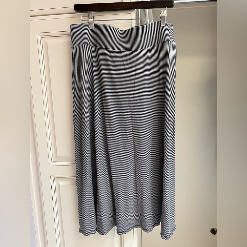 EUC INC International Concepts XL Slinky Midi Skirt Navy Blue / Gray Stripe